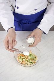 Приготовление блюда по рецепту - Салат из капусты с морковью. Шаг 4