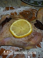Приготовление блюда по рецепту - Курица с лимоном и черносливом в сетке.. Шаг 3