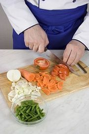 Приготовление блюда по рецепту - Рагу из стручковой фасоли с креветками. Шаг 1