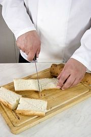 Приготовление блюда по рецепту - Горячие бутерброды с колбасками. Шаг 2