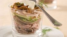 Рецепт - Салат-коктейль с гусем, ветчиной и грибами