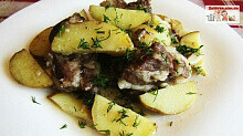 Рецепт - Молодая картошка со свиными рёбрышками в духовке 