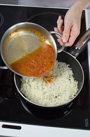 Приготовление блюда по рецепту - Рисовая каша с томатом и сыром. Шаг 2
