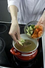 Приготовление блюда по рецепту - Суп рыбный с клецками. Шаг 3
