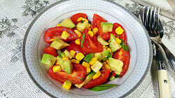 Рецепт: Салат из авокадо с помидорами и кукурузой 