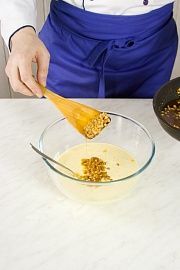 Приготовление блюда по рецепту - Кукурузная лепешка на сале. Шаг 3