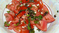 Салат помидоры с базиликом