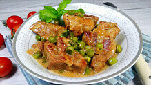 Рецепт - Мясо в сливочном соусе с зелёным горошком