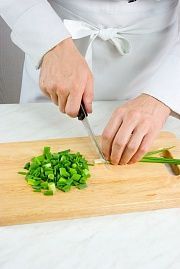 Приготовление блюда по рецепту - Закуска из зеленого лука с сельдереем. Шаг 1