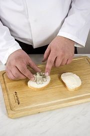 Приготовление блюда по рецепту - Горячие бутерброды с яйцами. Шаг 3