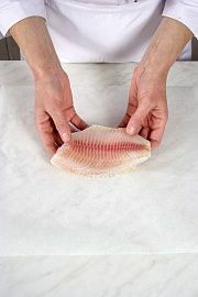 Приготовление блюда по рецепту - Белая рыба в пакетиках. Шаг 1