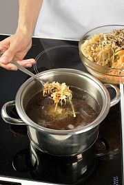 Приготовление блюда по рецепту - Капустняк с грибами. Шаг 3