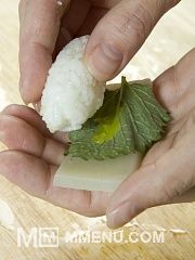 Приготовление блюда по рецепту - Ика шисо (суши с кальмаром и листьями шисо). Шаг 4