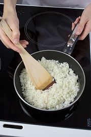 Приготовление блюда по рецепту - Рисовая каша с томатом и сыром. Шаг 1