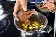 Приготовление блюда по рецепту - Суп с форелью по-гречески. Шаг 10