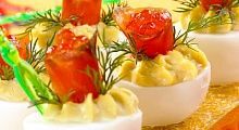 Рецепт - Яйца с рыбой и икрой