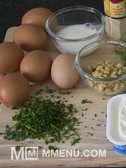 Приготовление блюда по рецепту - Рулетики с зеленью из омлета. Шаг 1
