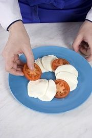 Приготовление блюда по рецепту - Капрезе. Шаг 2