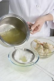 Приготовление блюда по рецепту - Куриный бульон с сырными шариками. Шаг 1