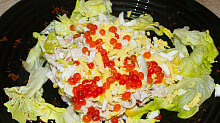 Рецепт - Новогодний салат из крабовых палочек и кальмаров «Морской каприз» украшенный икрой