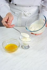 Приготовление блюда по рецепту - Йогурт с медом. Шаг 3
