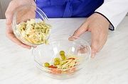 Приготовление блюда по рецепту - Салат с помидорами и оливками. Шаг 6