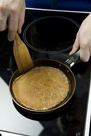 Приготовление блюда по рецепту - Заварные блины на кефире с яблочным соком. Шаг 7