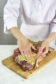 Приготовление блюда по рецепту - Окорок бараний, запеченный с картофелем. Шаг 5