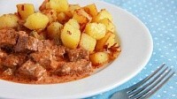 Говядина в томатном соусе с маринованными огурцами