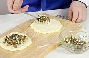 Приготовление блюда по рецепту - Картофельные зразы с грибами. Шаг 7