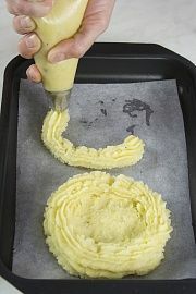 Приготовление блюда по рецепту - Шампиньоны в картофельных гнездах. Шаг 3