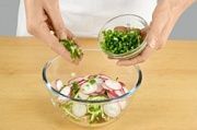 Приготовление блюда по рецепту - Весенний салат с жареной горбушей. Шаг 13
