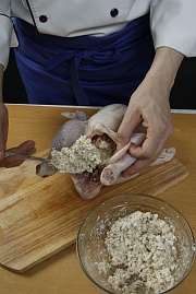 Приготовление блюда по рецепту - Курица пасхальная. Шаг 4