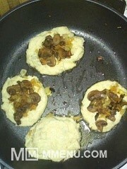 Приготовление блюда по рецепту - Картофлянники с грибами.. Шаг 3