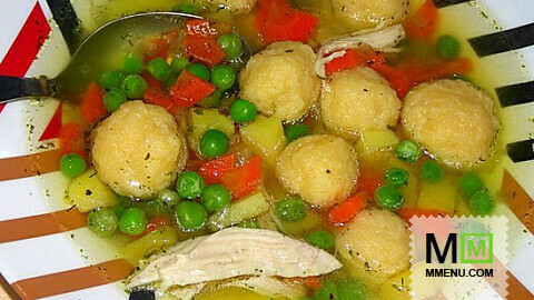 Куриный суп с сырными клёцками и зелёным горошком