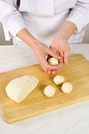 Приготовление блюда по рецепту - Лукумадес (пончики с медовым сиропом). Шаг 2