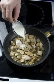 Приготовление блюда по рецепту - Курица в сливочном соусе с рисом по–испански. Шаг 3