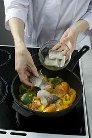 Приготовление блюда по рецепту - Рагу рыбное. Шаг 4