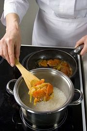 Приготовление блюда по рецепту - Суп-пюре из риса, лука и помидоров. Шаг 2