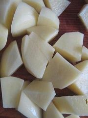 Приготовление блюда по рецепту - Картофель с мясом, помидором  фасолью. Шаг 2