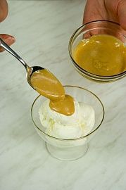 Приготовление блюда по рецепту - Мороженое с шоколадным соусом. Шаг 4