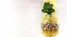 Рецепт - Салат-коктейль с курицей и ананасом