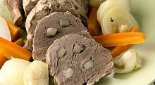 Рецепт - Говядина шпигованная с овощами