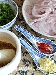 Приготовление блюда по рецепту - Луковые оладьи (Bhaji). Шаг 3