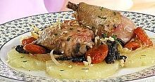 Рецепт - Курица, тушенная с сухофруктами
