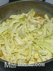 Приготовление блюда по рецепту - Тушеная картошка с капустой. Шаг 3