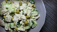 Рецепт - Диетический салат из куриной грудки, овощей и кефира