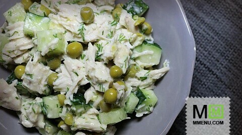 Диетический салат из куриной грудки, овощей и кефира