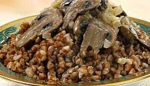 Рецепт - Гречневая каша с грибами и луком