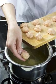 Приготовление блюда по рецепту - Куриный бульон с сырными шариками. Шаг 4